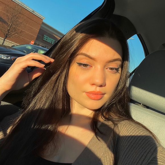 Meet your Posher, Tabitha - Picture 1 of 1